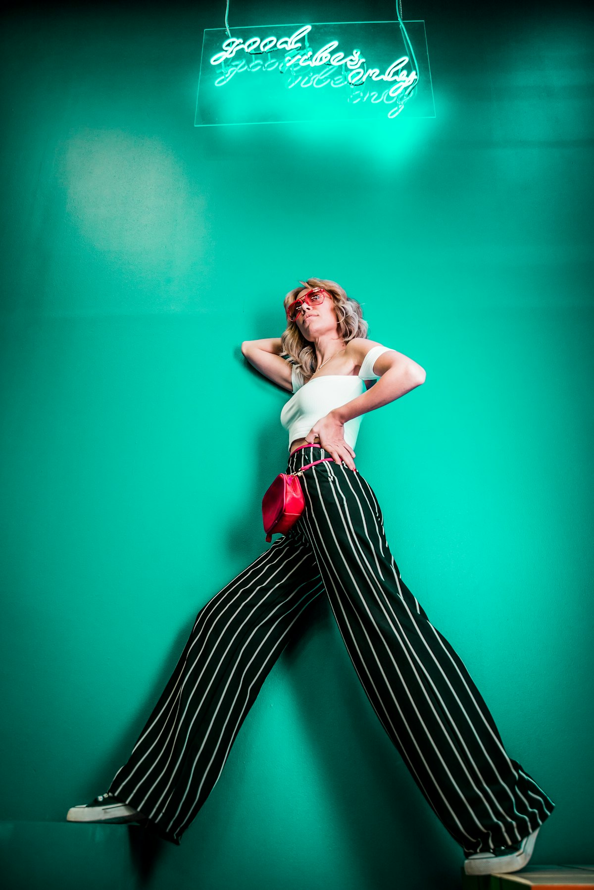 Mulher em ensaio editorial com roupa clara